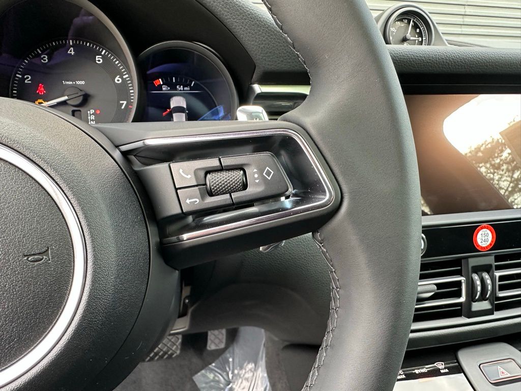 2025 Porsche Macan  18