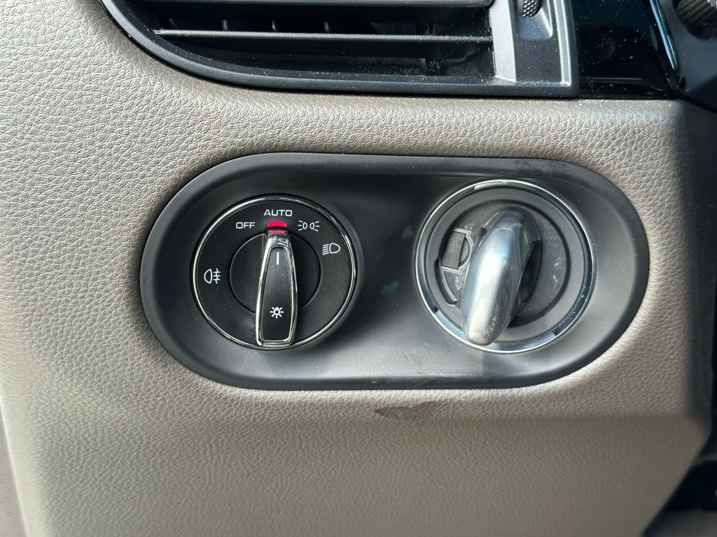 Thumbnail: 2023 Porsche Macan - 32