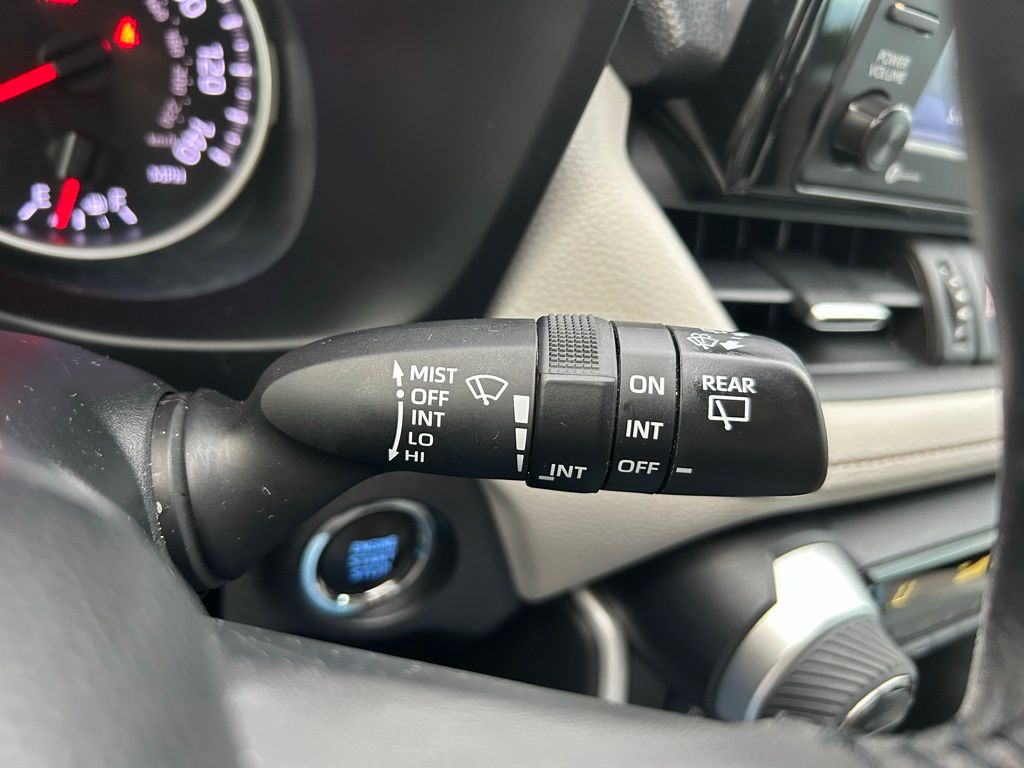 Thumbnail: 2022 Toyota RAV4 - 21