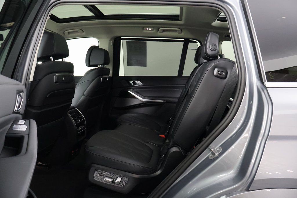 Thumbnail: 2025 BMW X7 - 11