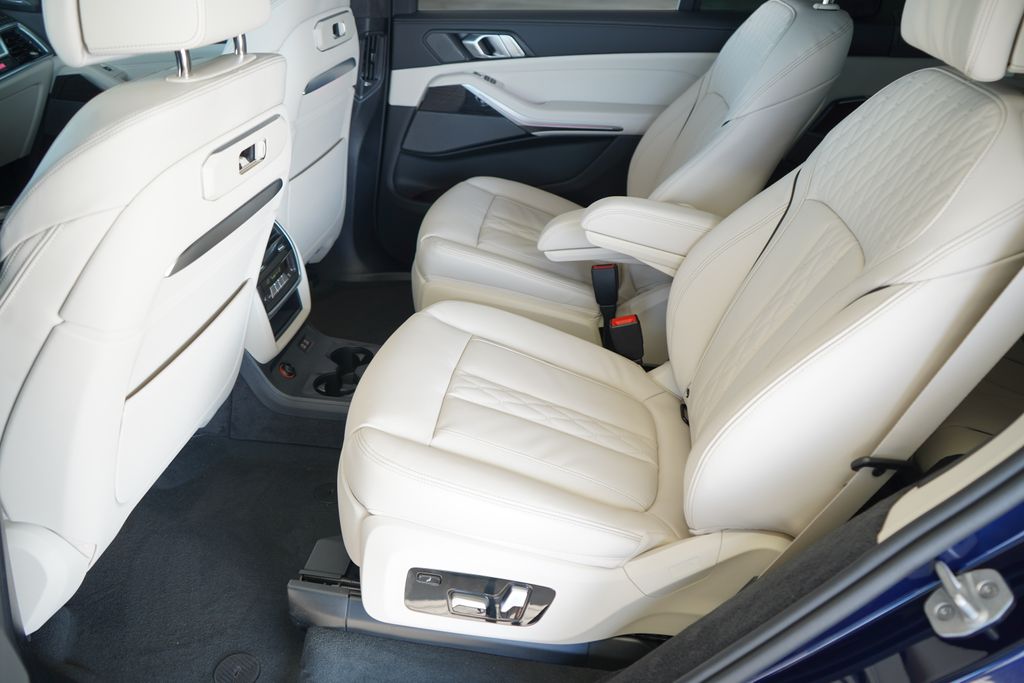 Thumbnail: 2026 BMW X7 - 13