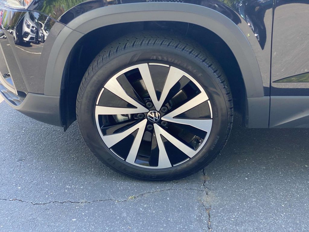 2022 Volkswagen Taos SE 8
