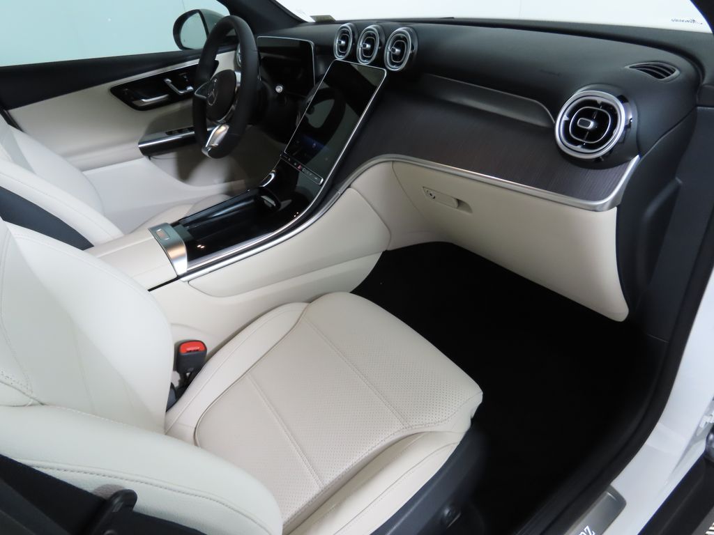 2025 Mercedes-Benz GLC 300 18