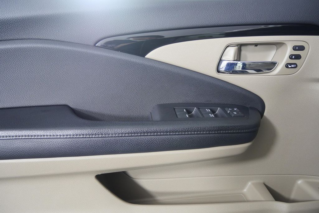 Thumbnail: 2017 Honda Pilot - 9