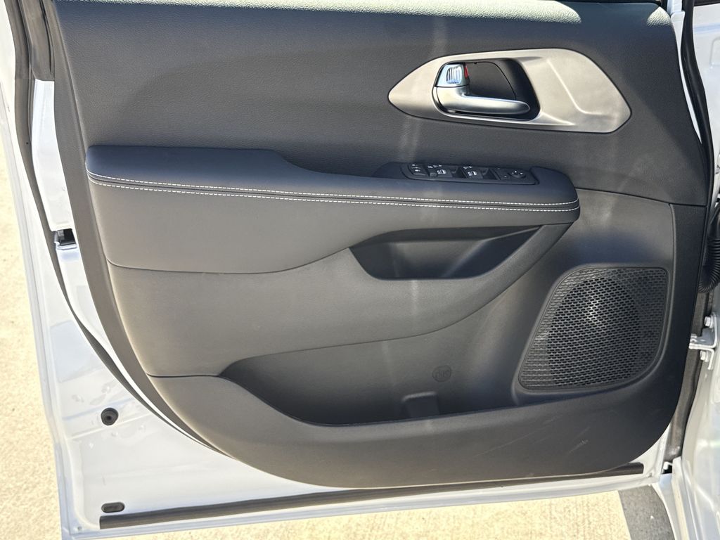 2026 Chrysler Voyager LX - 9