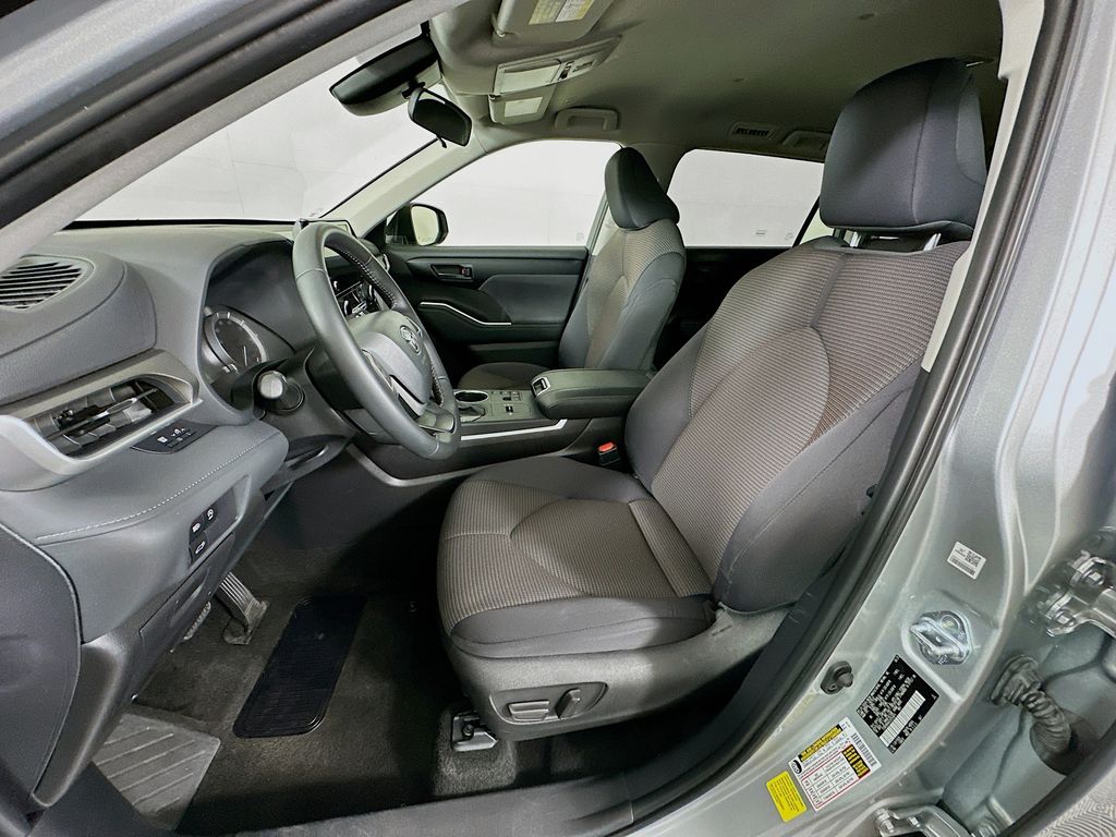 Thumbnail: 2025 Toyota Highlander - 21