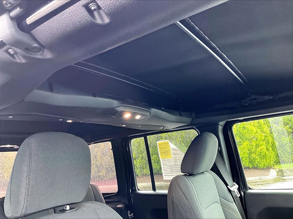 2024 Jeep Wrangler — photo 22