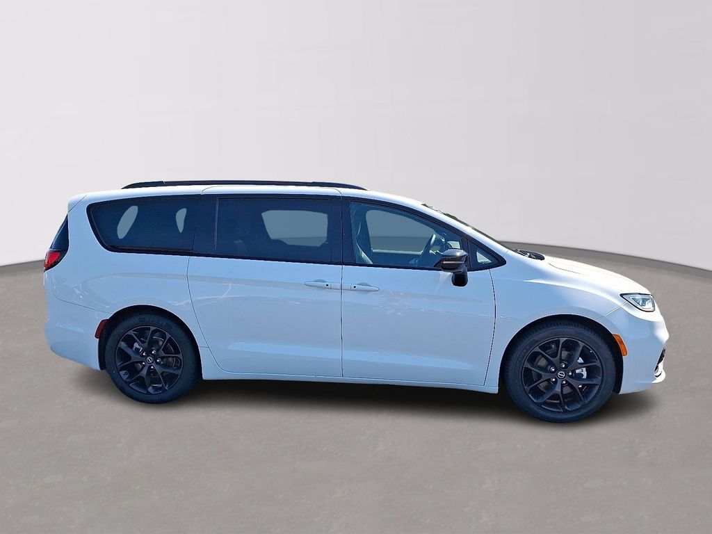 Thumbnail: 2025 Chrysler Pacifica - 7