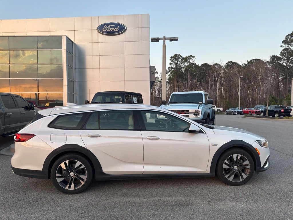 2019 Buick Regal TourX AWD Essence