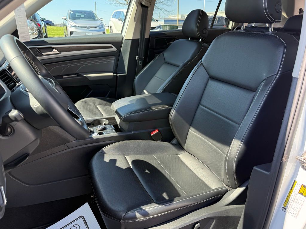 2022 Volkswagen Atlas 3.6L V6 SE w/Technology White at Sutliff Volkswagen