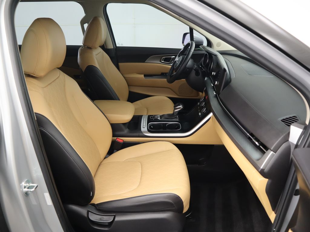 Thumbnail: 2023 Kia Carnival - 20