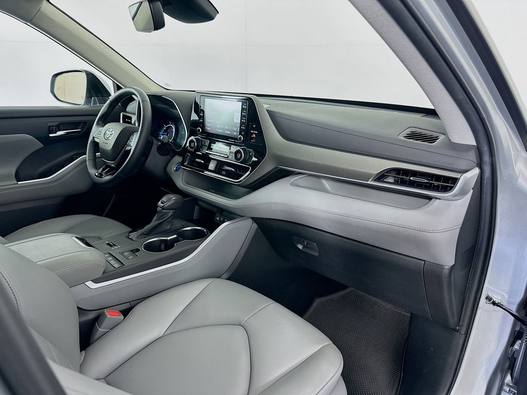 Thumbnail: 2021 Toyota Highlander - 31