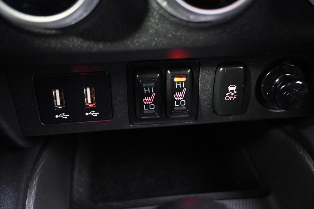 Used 2025  Mitsubishi 2.0 SE image 32