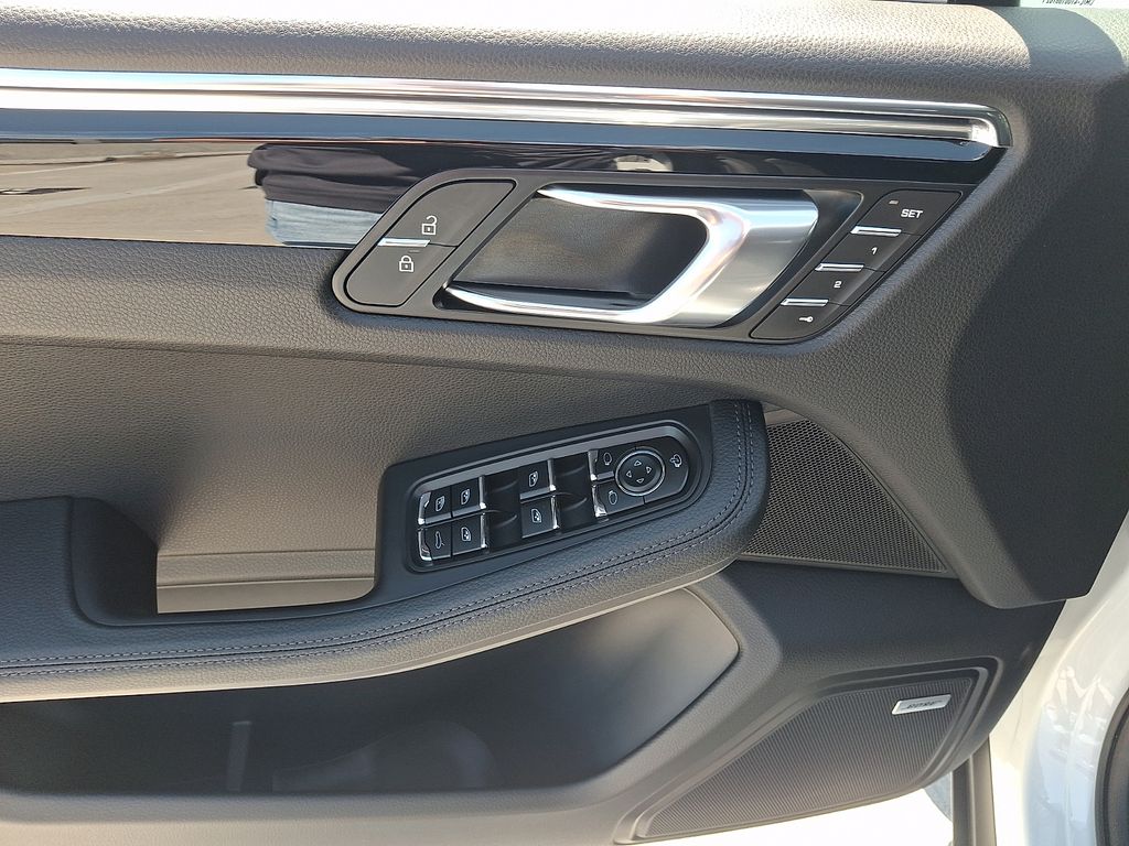Thumbnail: 2026 Porsche Macan - 14