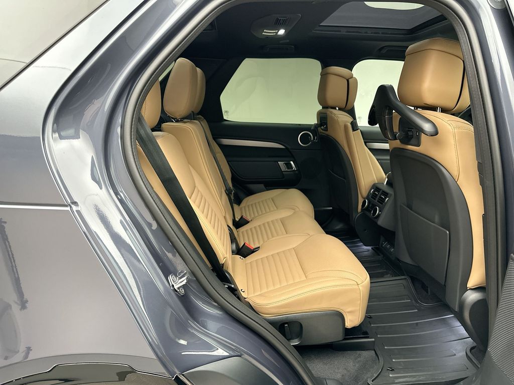 Thumbnail: 2026 Land Rover Discovery - 7
