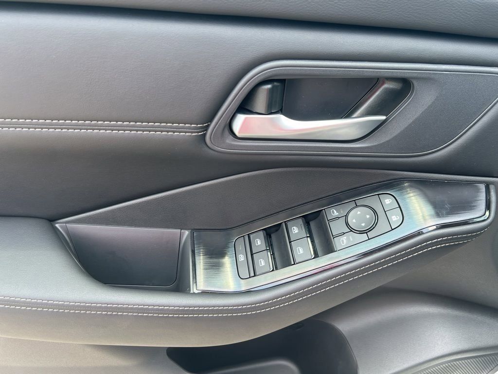2025 Everest White Pearl Nissan Rogue SV FWD SUV
