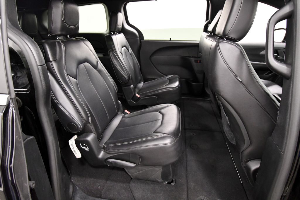 Used 2025 Chrysler Pacifica Van