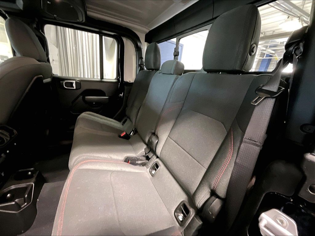 2026 Jeep Gladiator — photo 14