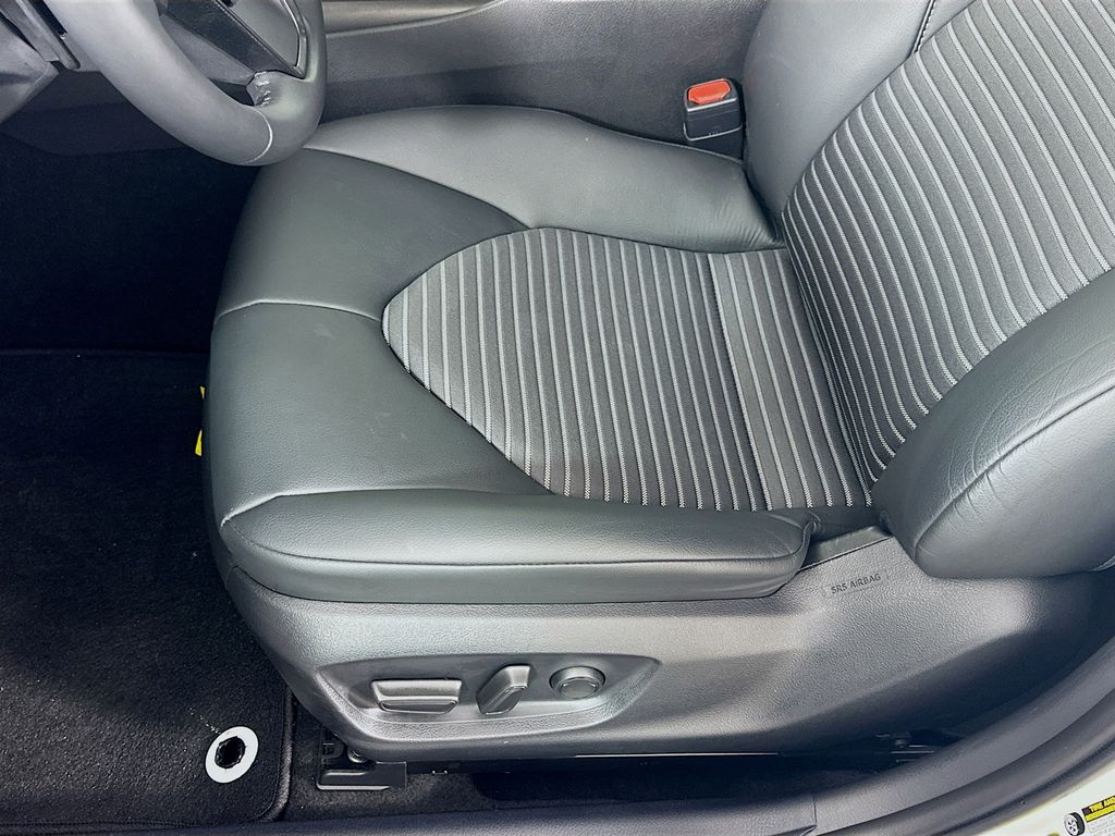 2023 Toyota Camry SE 19