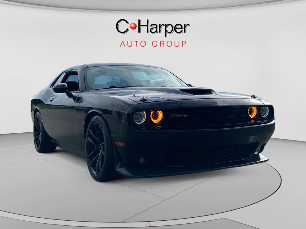 Pitch Black Clearcoat 2017 Dodge Challenger Coupe Rear-Wheel Drive 8-Speed Automatic