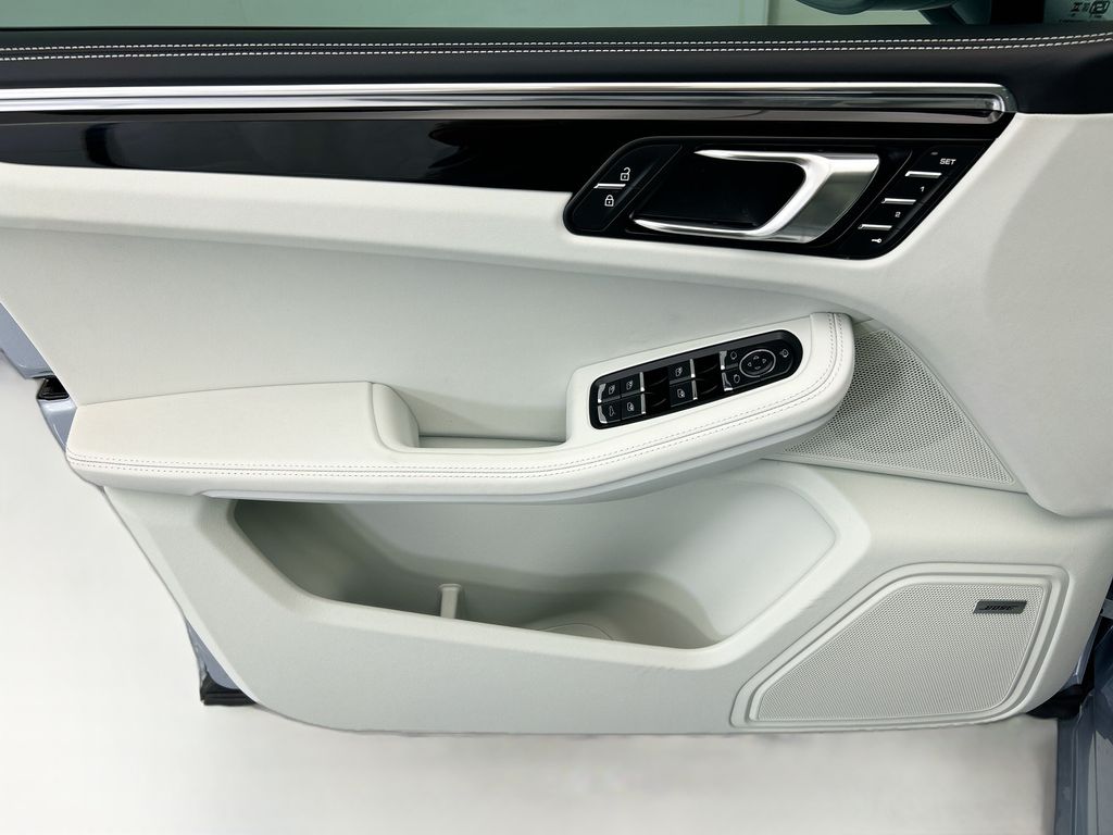 Thumbnail: 2026 Porsche Macan - 24