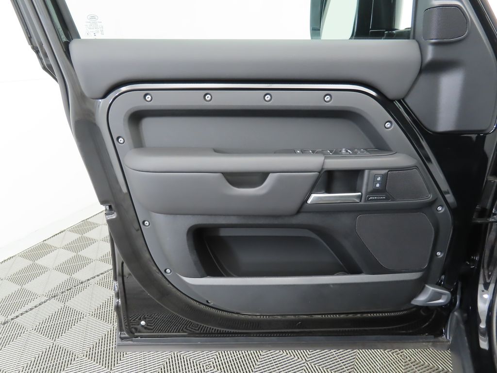 2025 Land Rover Defender 110 24
