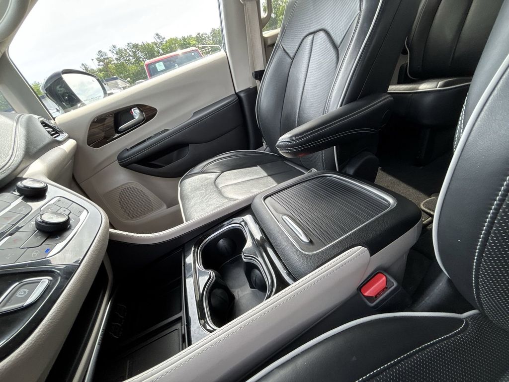 Used 2024 White Chrysler Limited image 24