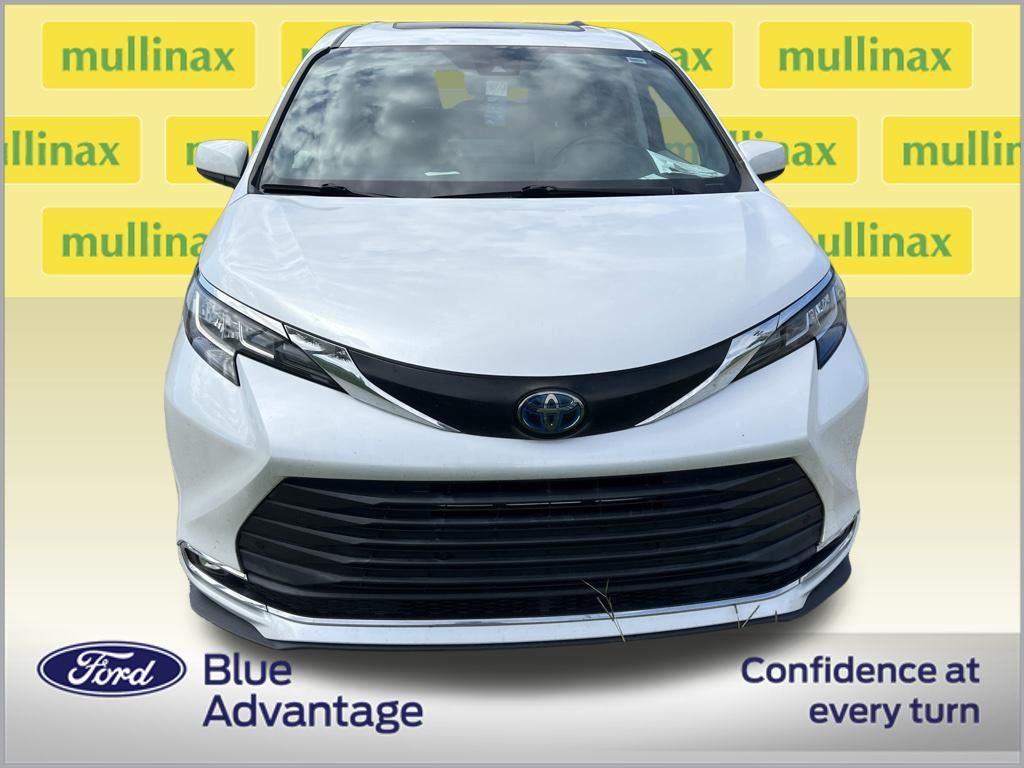 2022 Wind Chill Pearl Toyota Sienna XLE FWD Van