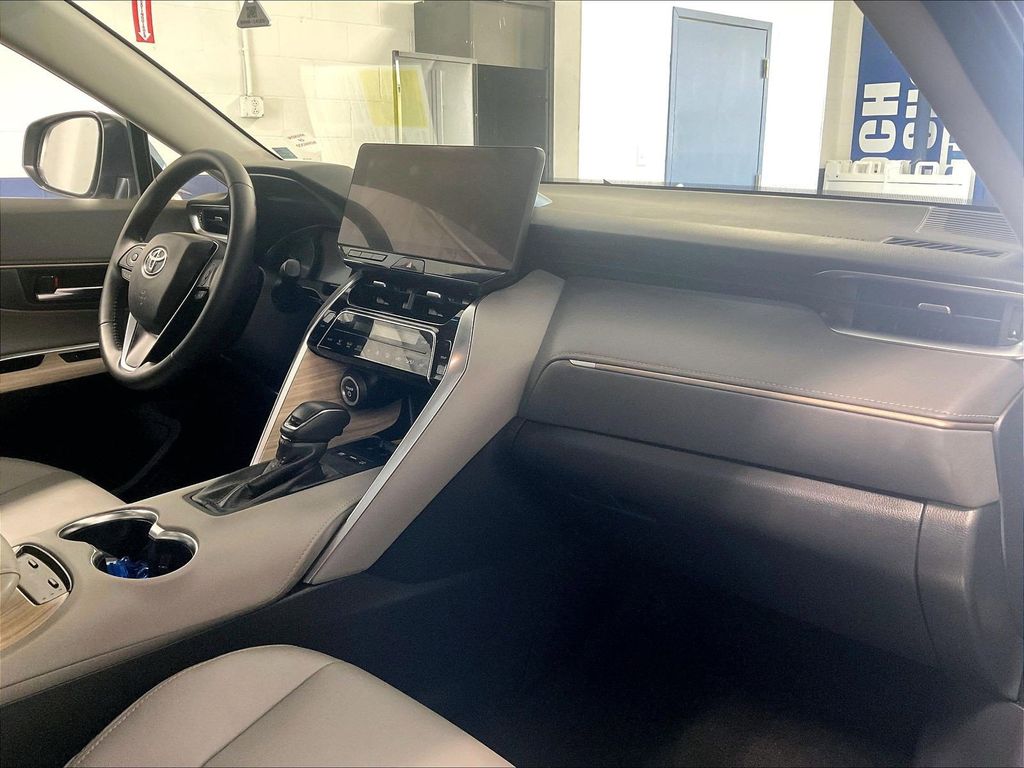 2023 Toyota Venza — photo 14