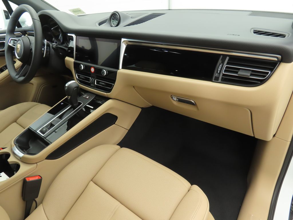 Thumbnail: 2025 Porsche Macan - 20