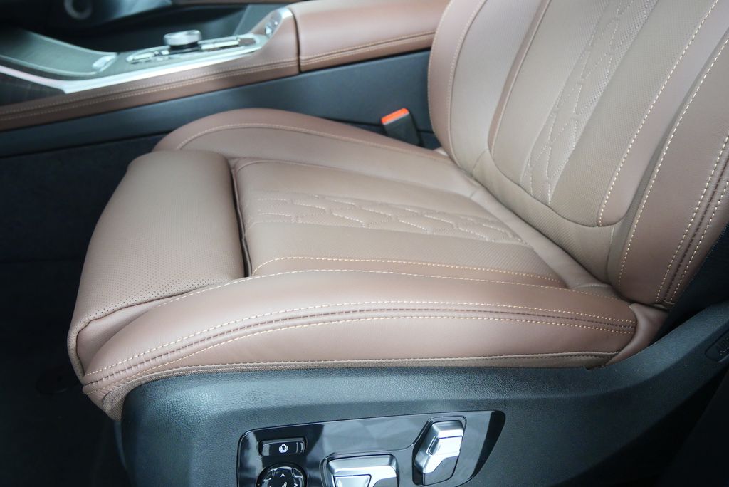 Thumbnail: 2026 BMW X7 - 10