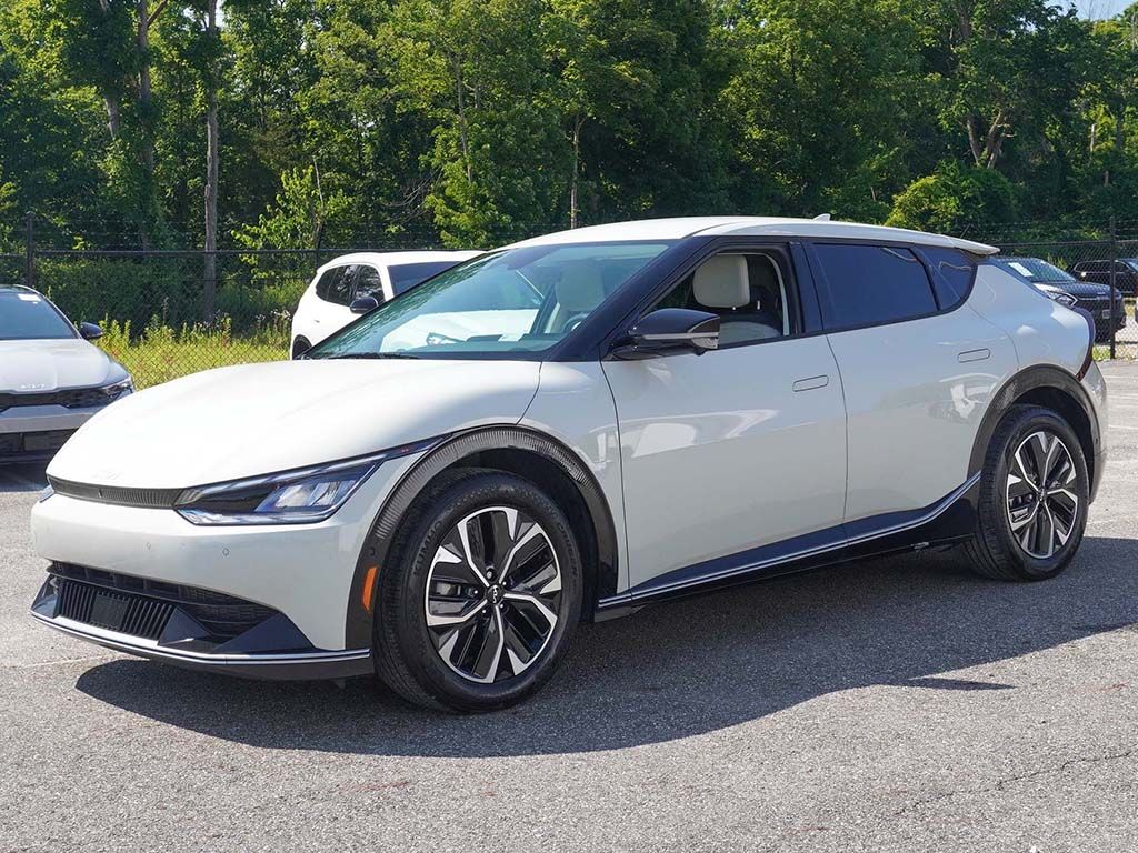 Used 2024 White Kia Wind image 8