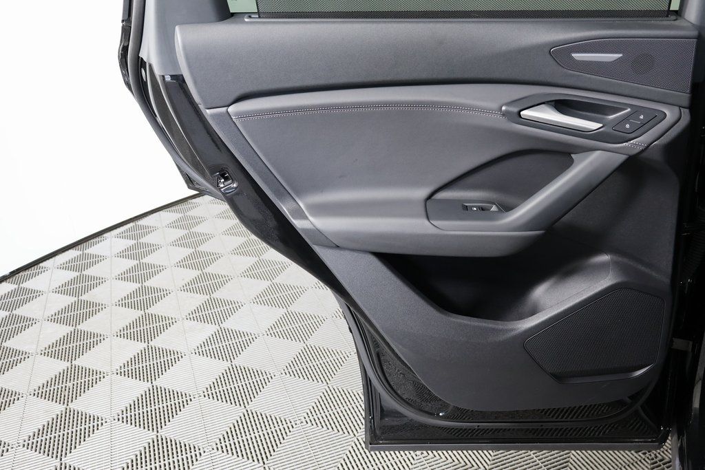 Thumbnail: 2025 Audi Q6 e-tron - 13