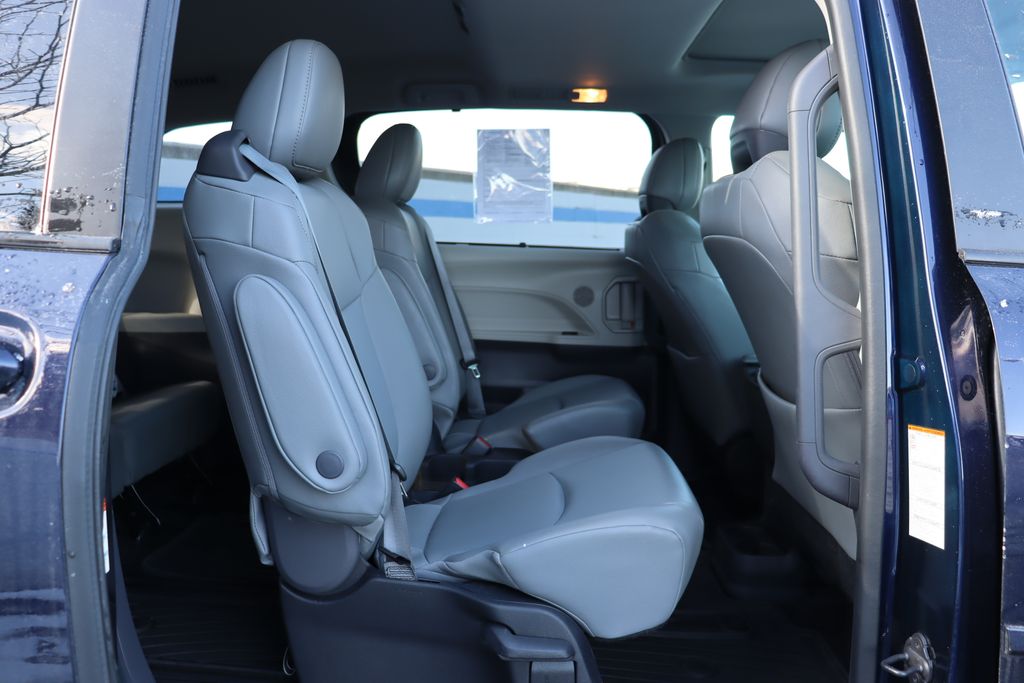 2022 Toyota Sienna XLE 14