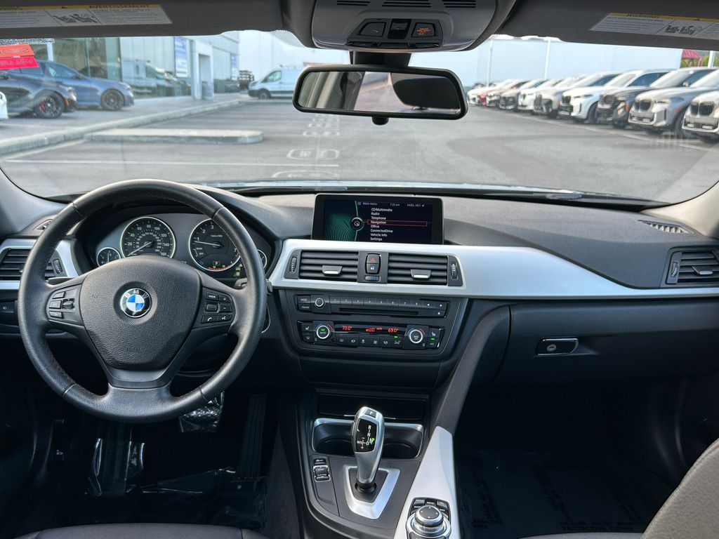 2013 BMW 3 Series 320i 32