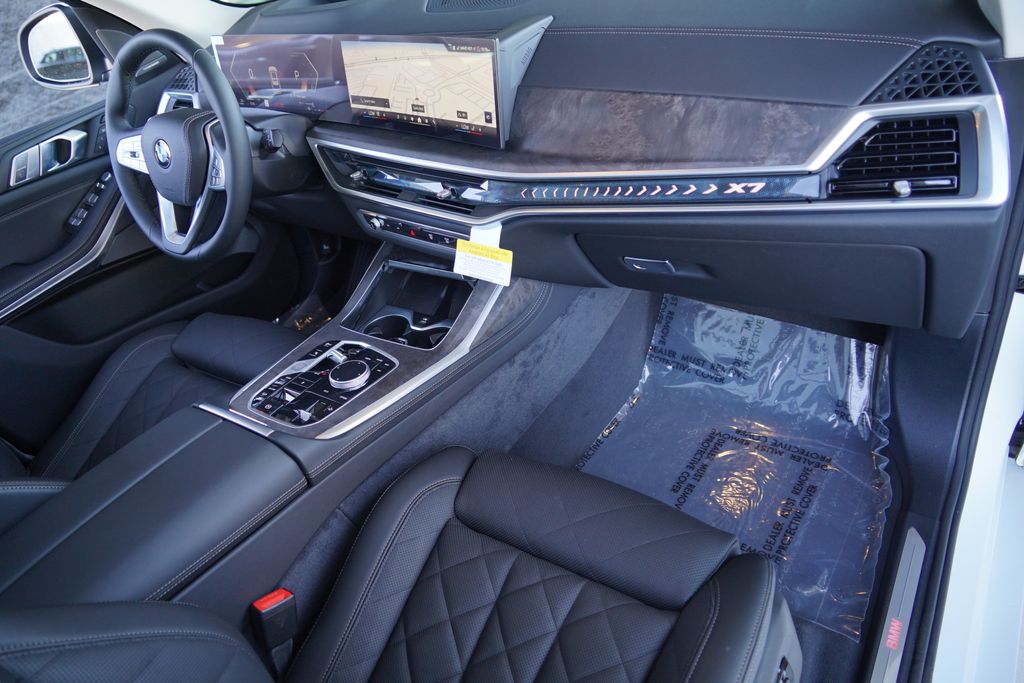 Thumbnail: 2027 BMW X7 - 17