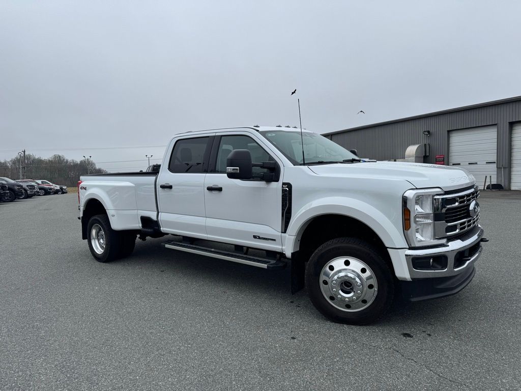 Oxford White 2026 Ford F-450 Super Duty XLT Crew Cab LB DRW 4WD Pickup Truck Four-Wheel Drive Automatic