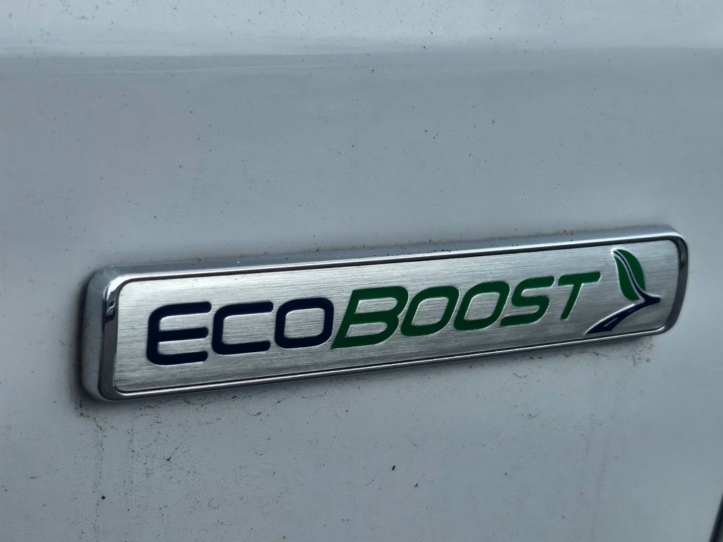 2020 Oxford White Ford Escape SE FWD SUV
