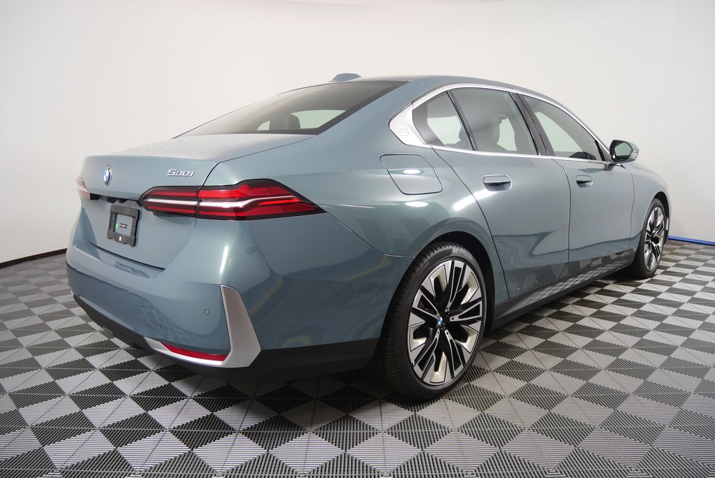 Thumbnail: 2025 BMW 5 Series - 3