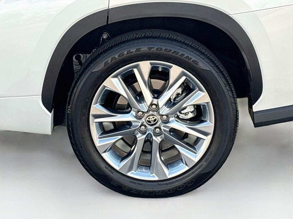 Thumbnail: 2023 Toyota Highlander - 32