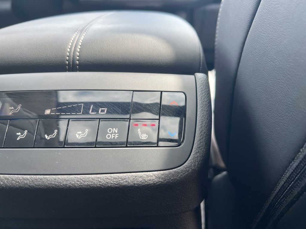 2025 Everest White Pearl Tricoat/Super Black Nissan Pathfinder Platinum FWD SUV