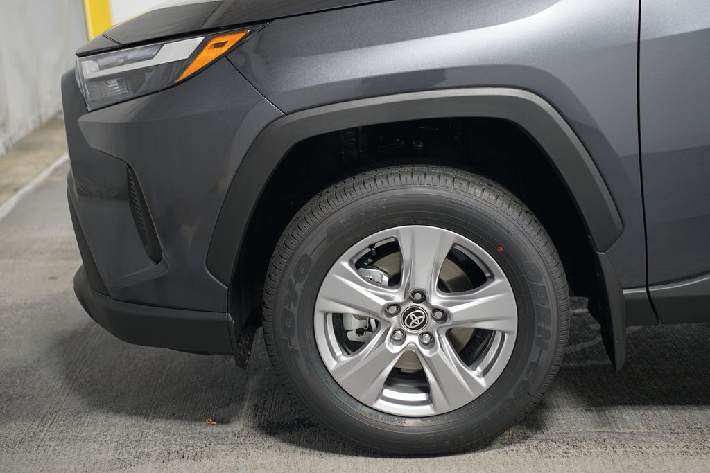 2025 Toyota RAV4 XLE 5