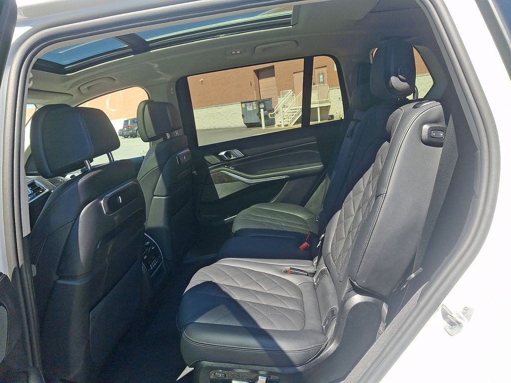 Thumbnail: 2025 BMW X7 - 10