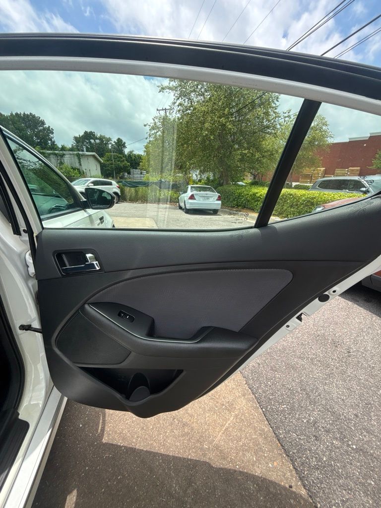 Used 2013 White Kia LX image 21