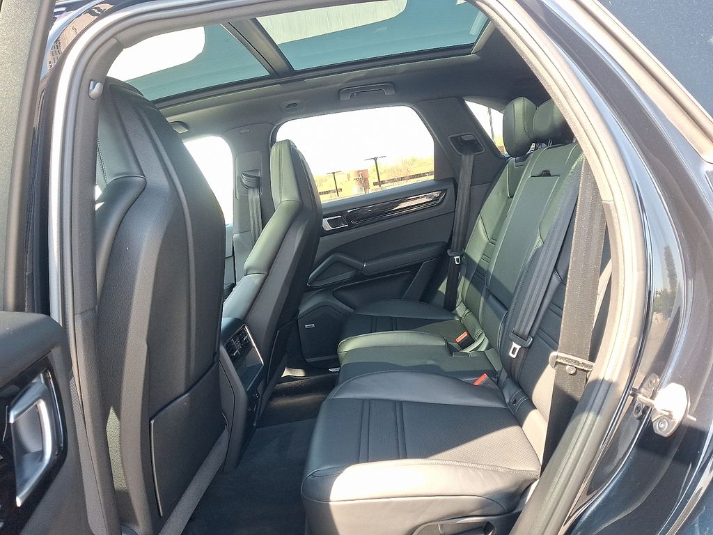 Thumbnail: 2022 Porsche Cayenne - 12