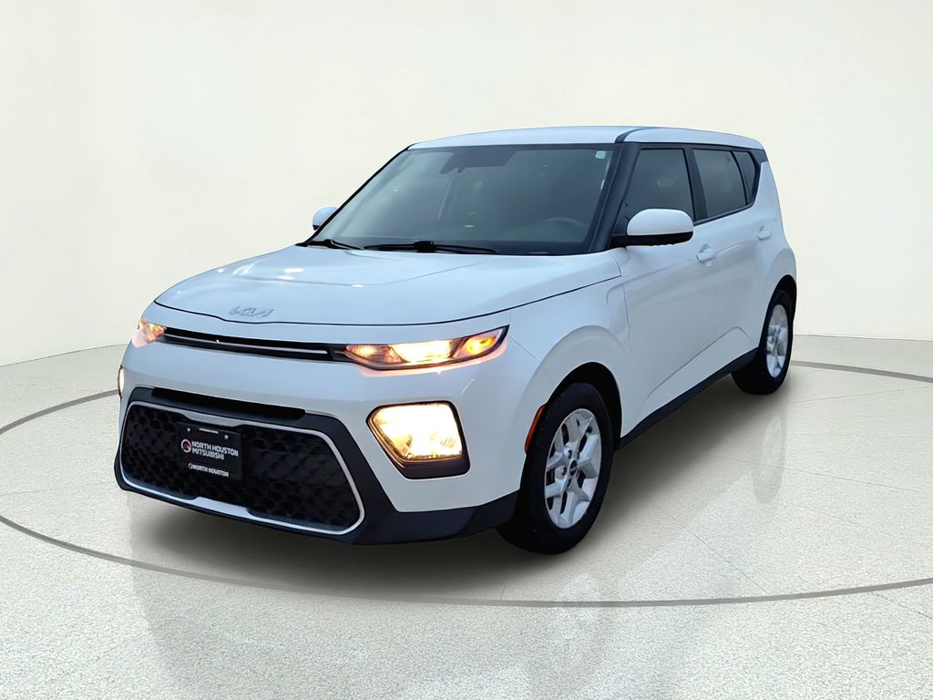 2022 Kia Soul LX White at Gullo Toyota