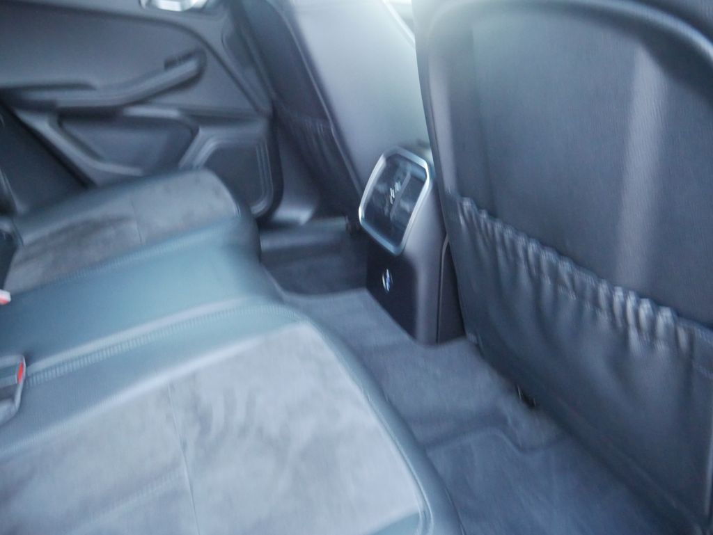 Thumbnail: 2020 Porsche Macan - 32