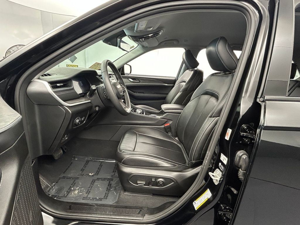 Used 2024 Diamond Black Crystal Pearlcoat Jeep Limited image 16