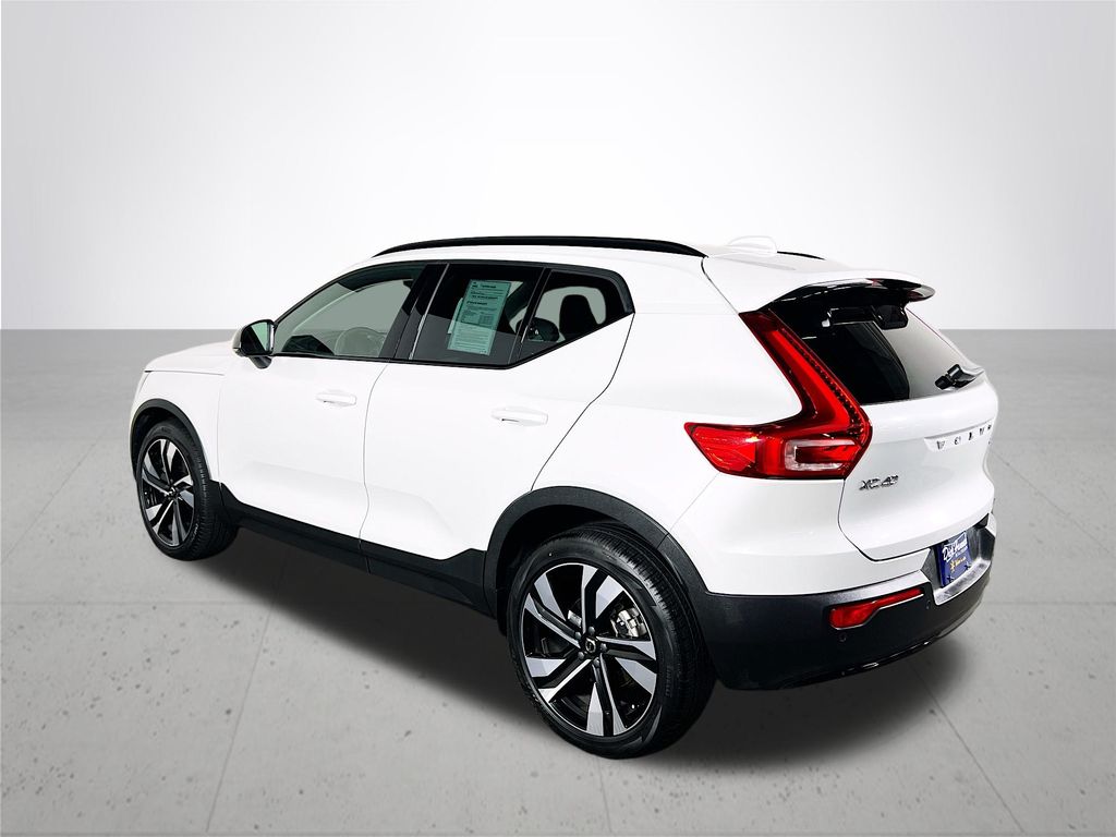 2023 Volvo XC40 B5 Plus Dark Theme