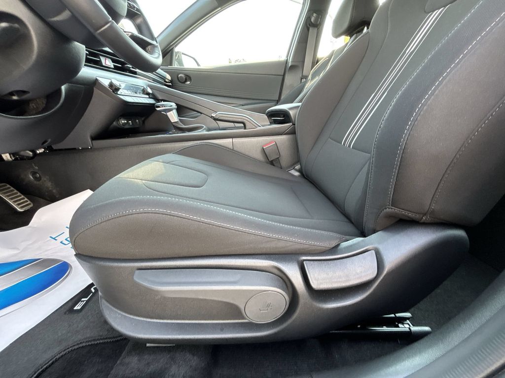 Used 2025 Amazon Gray Hyundai SEL Sport image 14